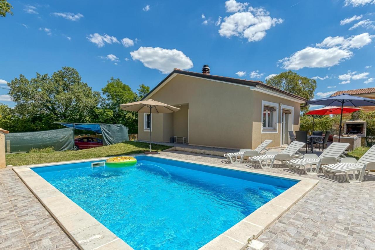 Holiday House Mir Kanfanar Bagian luar foto
