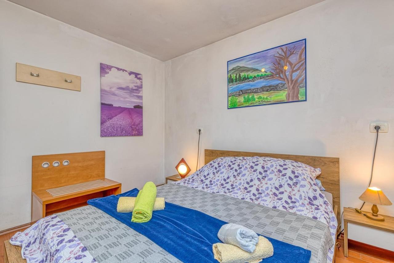 Holiday House Mir Kanfanar Bagian luar foto