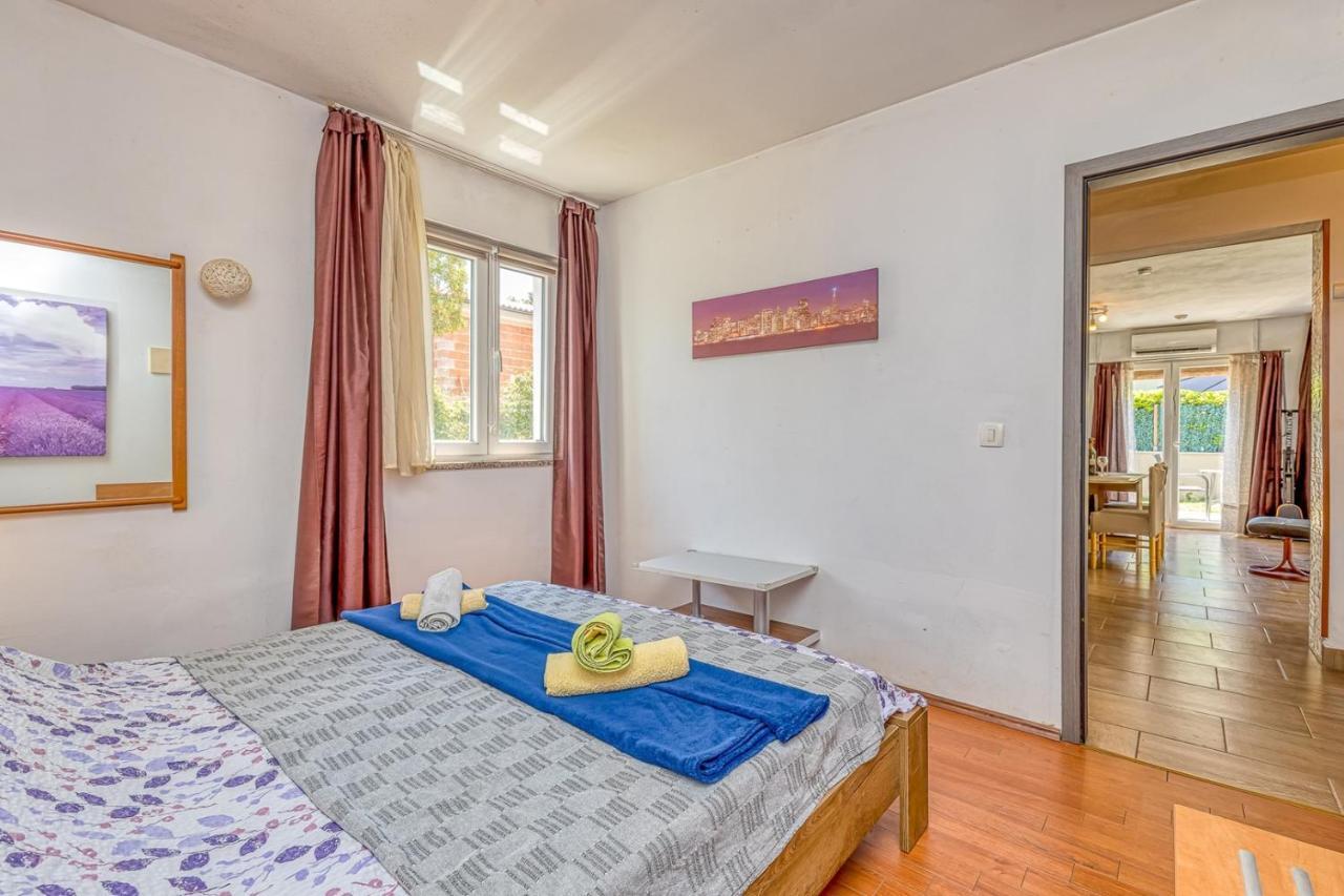 Holiday House Mir Kanfanar Bagian luar foto